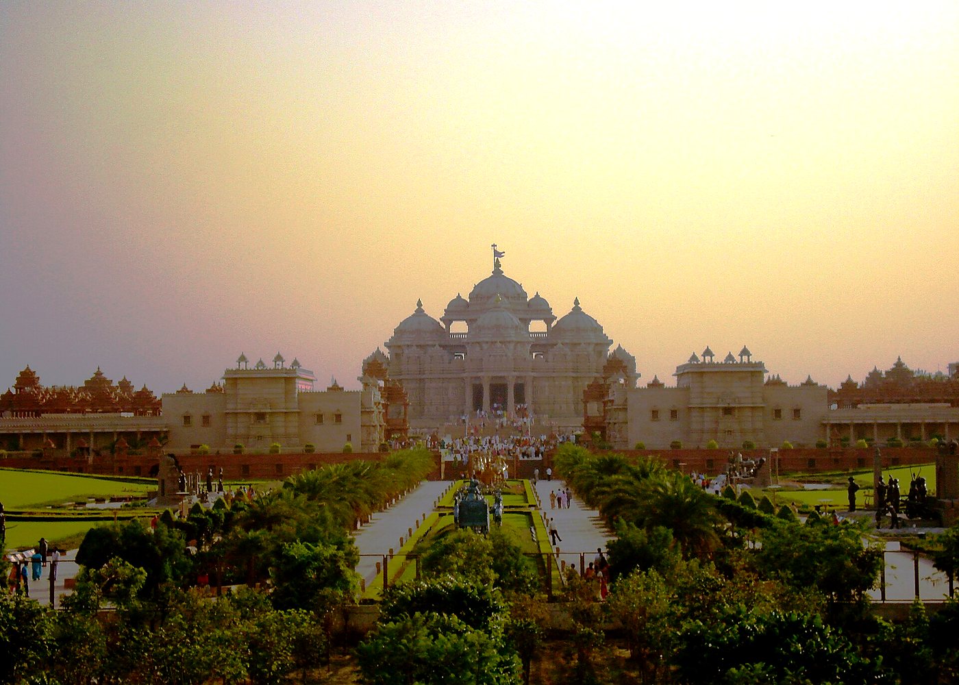 Akshardham Temple at Dusk with the Water Show — photo 2
